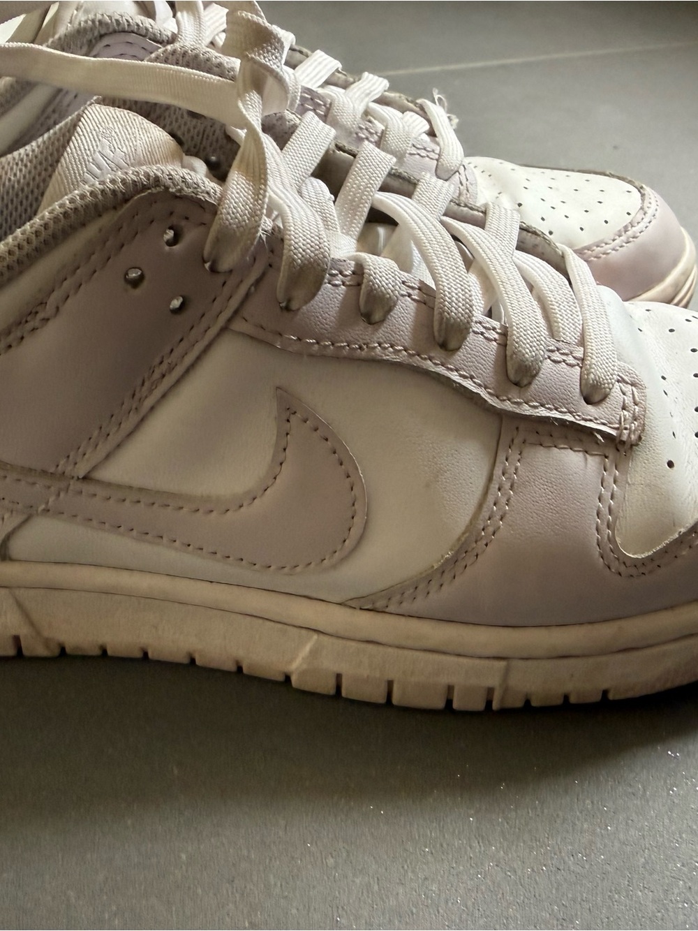 Nike Low Top Sneakers in Cream/Light Tan